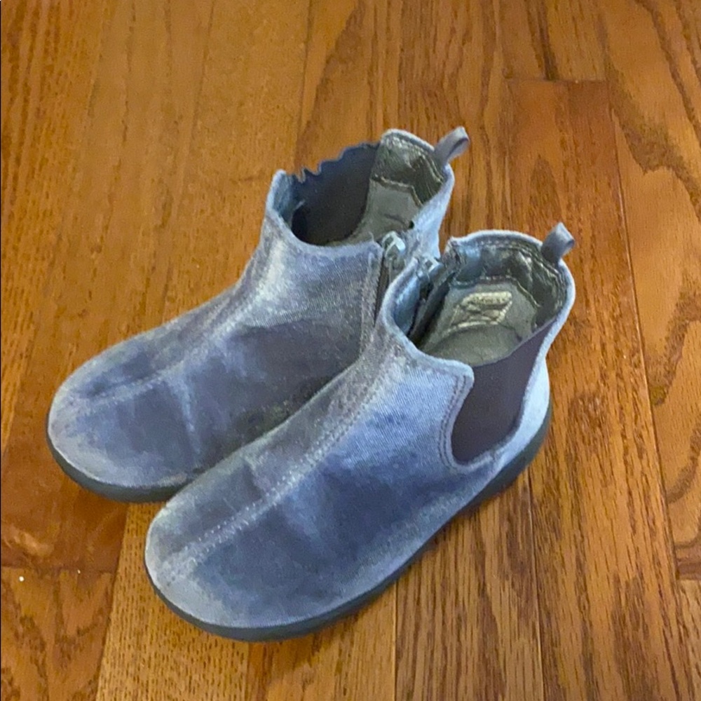Carter’s girls gray velvet booties